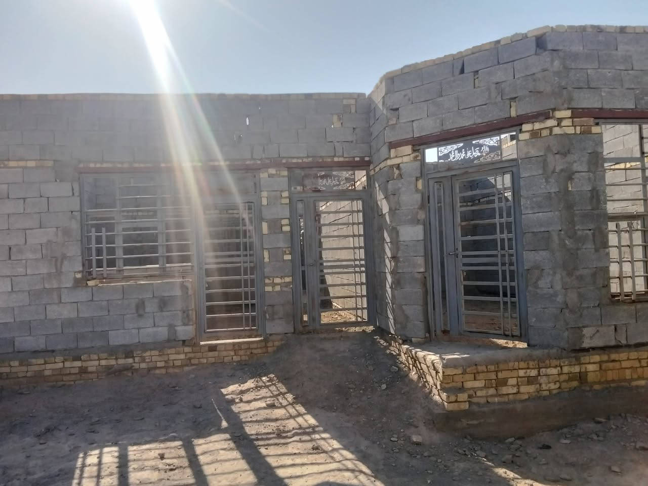 هيكلوواصل الحدالسقف قرفتين وصاله وديوانيه ومناور ثنين وصحيات ثنين ومطبخ مساحه 300شارعه 10متار ثالث بية عن فرع أبوالماش  يبعد عن سايدين 400متر
الاتصال***********
