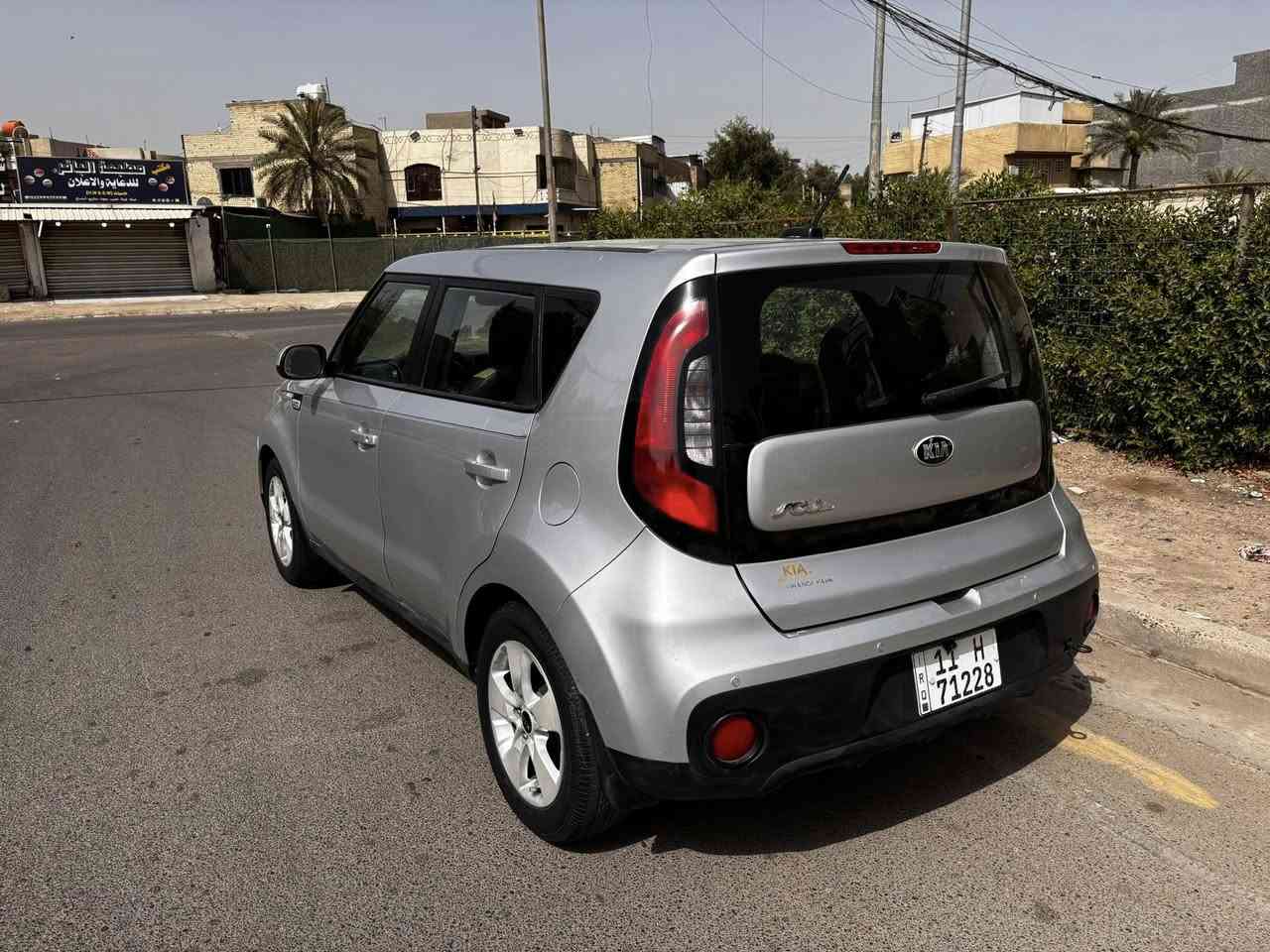 مرحبا . كيا صول للبيع موديل ٢٠١٨ رقم بغداد . السيارة برغي ممفتوح بيهه ماشية ٦٠ / كير ومحرك وصدر وتخم تاير وتبريد كلهن بحالة جيدة جدا . السيارة بيهه صبغ بنيد فقط والباقي مكفول . مكان السيارة بغداد  السعر ب ١٠٥ الاتصال ع ***********

