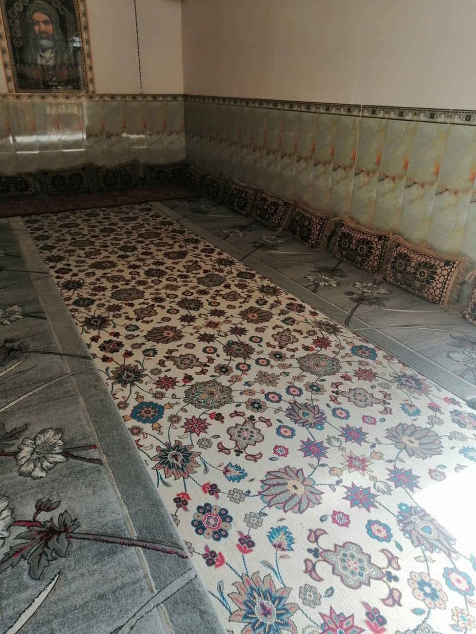 السلام عليكم ورحمة الله وبركاته بيت للبيع ٢٠٠ متر ركن طابو زراعي بلطبكه يتكون ٢ غرف وبراني وصاله ومطبخ وساحه وصحيات
***********
