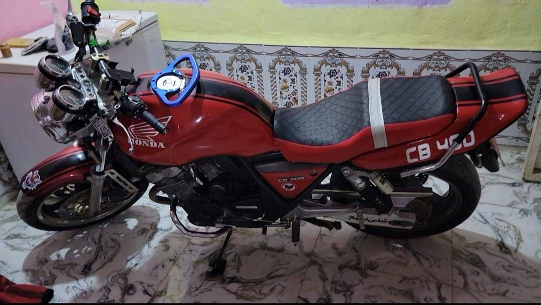 بطح سيبي حجم 400.مكفوله من كلشي. اوراق كامله .  سرعه 180.شرط. كهربائيات  كله شغاله. مابيه ي نقص. دراجه حلوه. ونضيفه  السعر  مليون.و500. وبيه مجال شويه. مكان الناصرية قضاء الاصلاح مراوس بدراجه عادي. سياره صالون.  ***********.... ***********...
