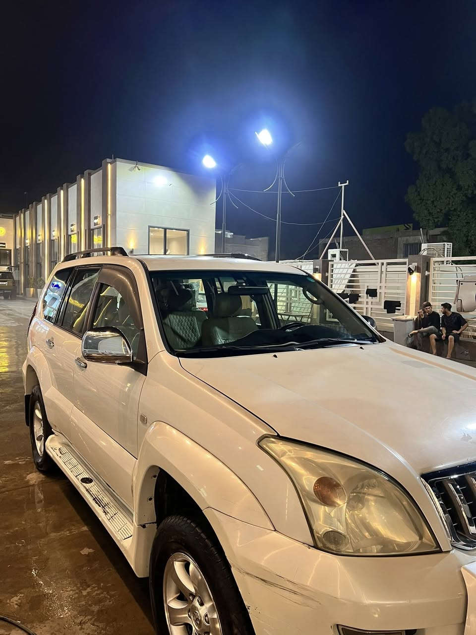 -بسم الله آلرحمن الرحيم 
-تويوتا برادو2005/ 6سلندر 
نظيفه السياره بحالة ممتازه عليها ادامه كامله 
• المحرك: CC4000، نوعVX، غير مفتوح
• النواقص كماليات بسيطه 
• المميزات: اعتمادية تويوتا + استهلاك وقود
اقتصادي + صيانة سهلة
 •تدفئة كشنات المقاعد الاماميه+ تحكم كشنات كهربائي + كامره خلفيه + فتحة سقف+ گير جبلي+ وموصفات ال VX معروفه

•مكان السيارة بغداد

•السعر :150وبيها مجال بسيط

الاستفسار :***********
