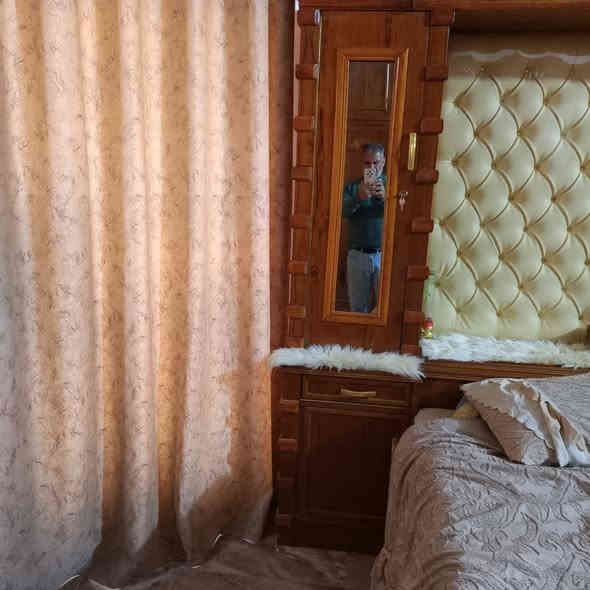 السلام عليكم
عندي غرفه استخدام ٣اشهر بعدها جديده الغرفه تفصال وغرفه ضخمه بيها تطعيم زان والغرفه ٦ابواب ملحق الزاويه بارتغاع الكنتور  الغرفه موديل المسرح اليحب يراسلني او يتصل على رقم الهاتف ***********
