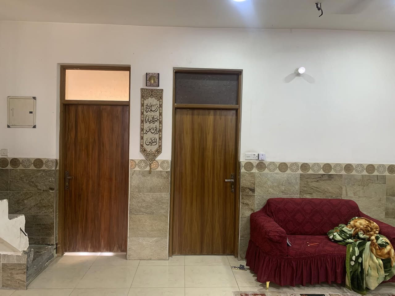 بيت 150متر للبيع حي بدر شارع 15البناء  غرفه صاله ستقبال مطبخ مجمع صحيات مناور عدد2 صحيات خارجيه طرمه 
الطابق الثاني غرف عدد2 صاله + سطحين
الاستفسار ‭0773 960 9549‬

‭0750 951 1242‬
