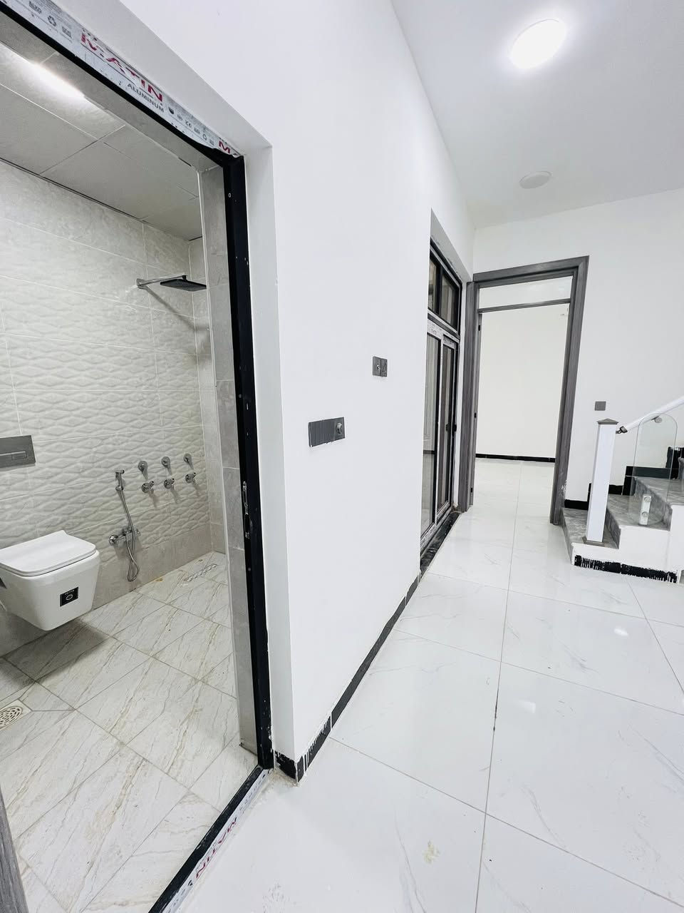 السلام عليكم .بيت 100متر طابقين سند 25مجمع السلطان السكني .***********انس المهندس 

يحتوي على مدخلين استقبال ومطبخ 
عدد غرف النوم ٣
عدد الصحيات ٢
منور ١
البيت جاهز للسكن
