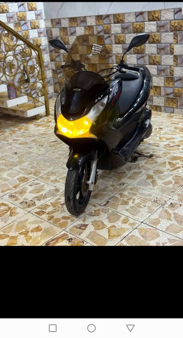 سلام عليكم PCX جيل اول دراجه نضيفه مكينه خير من الله  السعرمليون و 300وبيها مجال ***********
