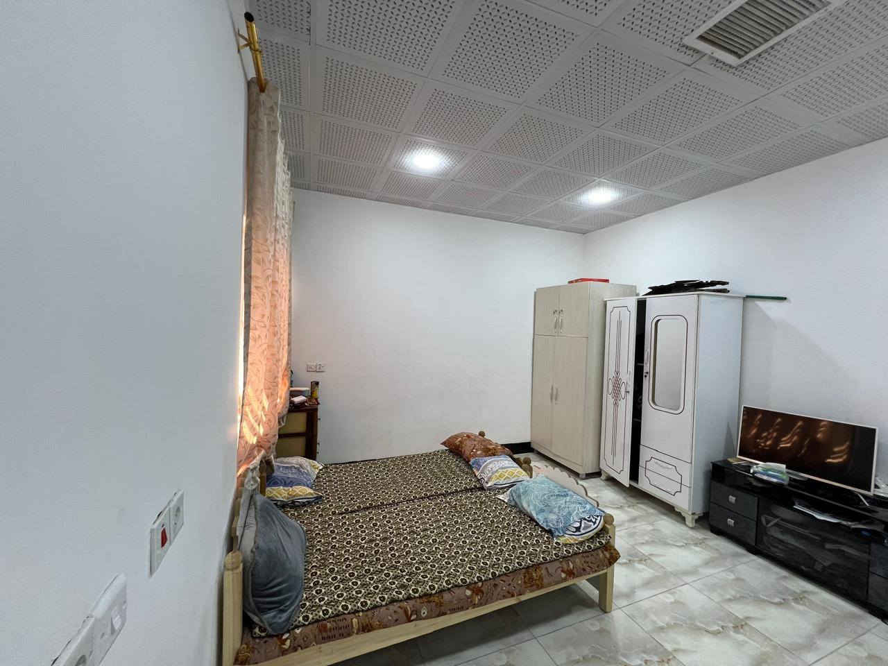 دار للبيع طابو صرف المساحة ٢٠٠م واجهة ١٠م بناء حديث طابق ونص استقبال هول مطبخ حار وبارد غرف نوم ٣ صحيات بيتونه العنوان حي النصر خلف ثانوية النصر للبنات للاستفسار الاتصال على الرقم *********** او خاص
