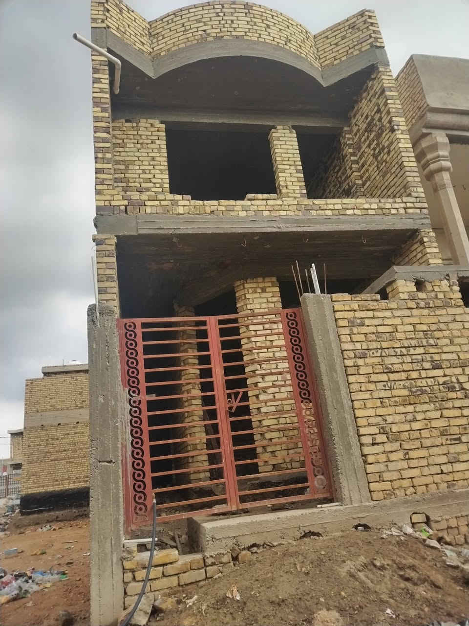 سلام عليكم من رخصت صاحب الحساب عدي بيت ١٠٠مترطابقين واجه ٥ونزال عشرين طابو صرف كامل كله بناء الطابقين والبيتونه والستارة السياج كامل هيكل باقي بس لبخ ورديه شارع ٣٠ ليحب يجي خاص اواتصال***********#
