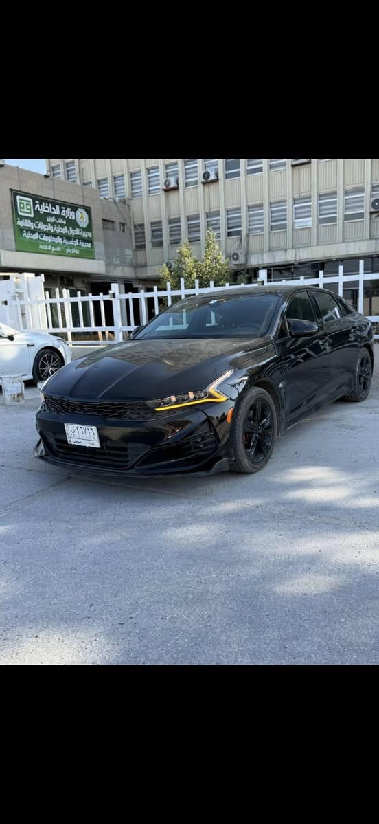 السلام عليكم
‏ للبيع K5 جيتي لاين  
موديل 2022 
محرك 1600 تيربو 
مواصفات GT LlNE
اللون اسود داخل اسود 

فول مواصفات بنوراما
1-بصمه
2-شحن هاتف لاسلكي 
3- قياده ذاتيه ؏ الخطوط السريعه
4- هاند بريك بصمه 
5- سقف أسود بانوراما
6- مثبت سرعه 
7-نضام ABS
8- مانع انزلاق
9-حساس أطارات 
10-بك لايت ليد
11-شاشة كبيرة
12- كامره دواره
13- كشافات امامي
14-شاشه اعطال
15-ويل اسود
16-رادار جانبيه
19-اشاير بالمري 
21-كشنات جلد  اسود
22-‏ مقعد للسائق قابل للتعديل كهربائياً
23-لايتات ‏3 عدسات 
24-نضام قياده أيكو + سبورت +سمارت +نورمال
25-بلوتوث + aux + usb
26-فول تحكم ستيرن
27-كير أوتو + عادي
28- اوتو بريك 
29- ‏ ‏الخريطة🗺📍
31- ستيرن حرف D  
32-‏Led +  زينون
33-السياره فول رادرات
34-التشغيل عن بعد
‏AUTO HOLD-38
42-مصابيح خلفية LED
43-مصابيح ضباب LED
44-لاسلكي Android Auto  

  
السياره وارد امريكي  بيهة بارد بل حاملغ الخلفي و باب السائق وتفاصيل بسيطك      المحدد بالصوره فقط 
***********
 السعر ١٧٨ وبيه مجال بسيط  المكان بغداد  اليرموك
