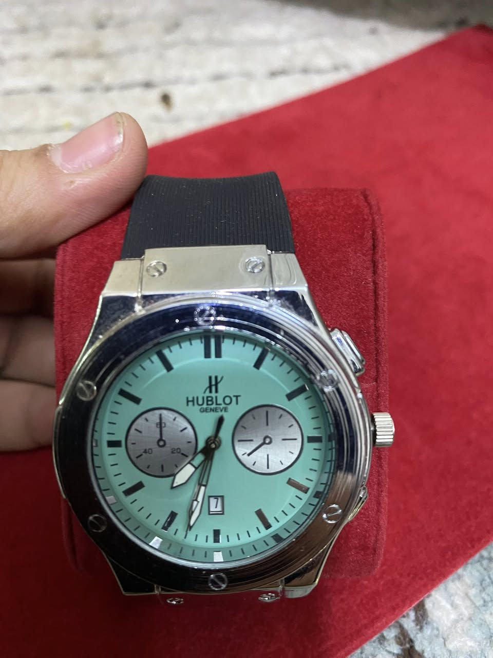 شلعه ساعات 9 قطع كلها بطاريه وبيها نسائي ورجالي سعرها 50 الف تطلع القطعه اقل من 5 الاف يوجد توصيل 
للحجز ***********
