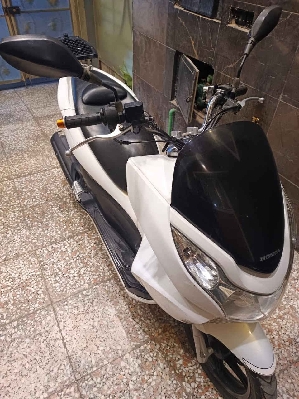 سلام عليكم دراجة pcx جيل اول 2016 حرف A دراجة نظيفة مال جناي برغي ممفتوح بيها ياباني Jf السعر 11 ونص وبيها مجال بسيط مكفولة كفالة من ناحية المحرك والسرقة والكفرات المكان بغداد شارع فلسطين *********** الشراي يتصل

