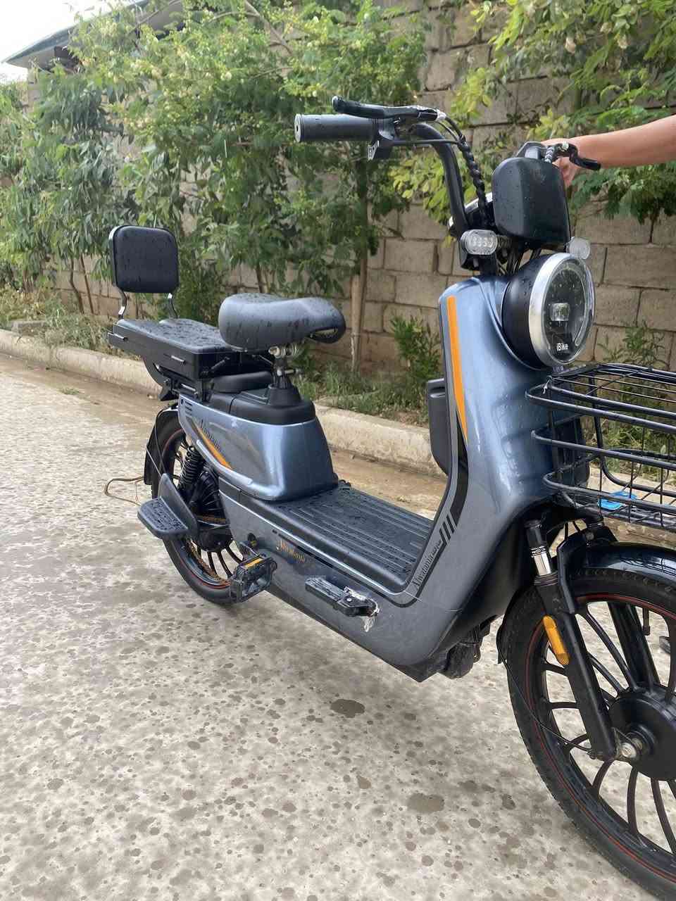 ماطور شحن شركة الوطنيه شرط جديد و خدش ما بي و ما بدل بي شي بس بتريات وبتريات ريان شرط جديده يحتو ي على 5بتريات كبار ودبل سويج و دبل بصمه كله شغال شرط و يمشيك 50 كيلو و بل شحن فول و السعر (350 الف) وبي مجال بسيط و الاستفسار الاتصال على هذا الرقم -***********
