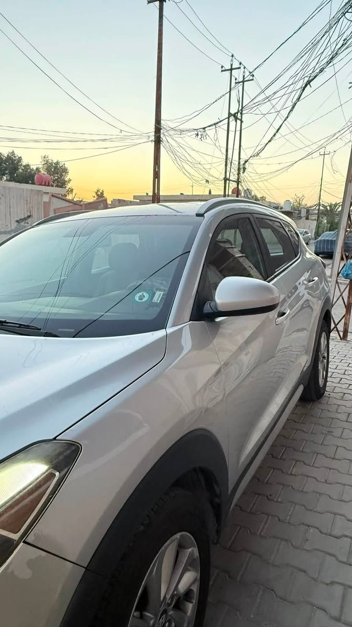 هونداي توسان 2018 وارد امريكي
ماشيه 172,586 ميل 

الموصفات :- 
موديل 2018 
دفع رباعي 
محرك 2000 GDI 
مانع انزلاق 
كشنات تدفئة 
انظمة  قياده اعتيادي ايكو سبورت 
لايات زينون 
كاميرا خلفيه 
مثبت سعرة 
ابل كاربلاي
تحكم ستيرن
مثبت سرعه 
نظام التحكم بالجر
السعر 135 ورقة وبيه مجال بسيط 
للتواصل ***********
