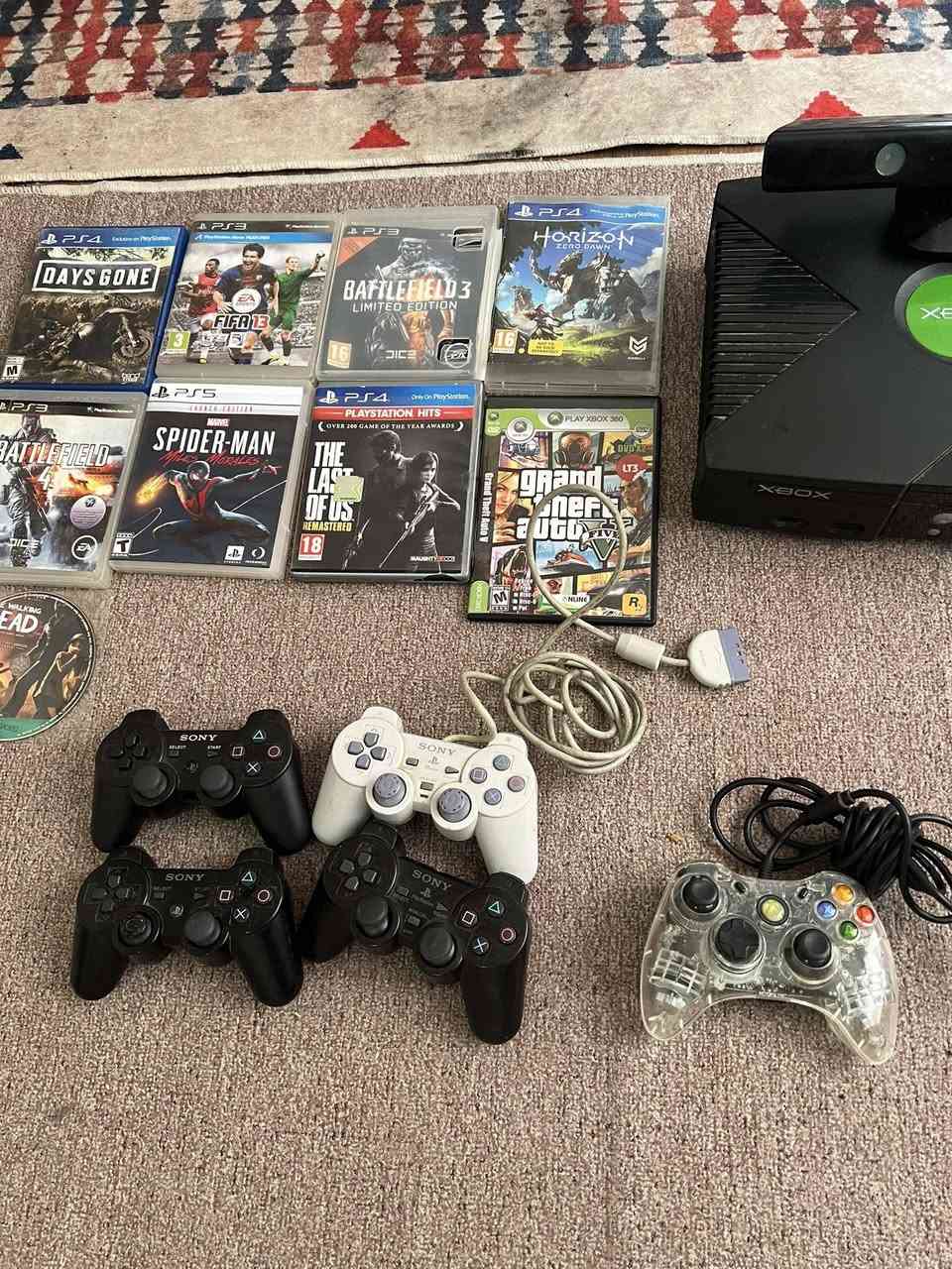 اكس بوكس شغال بي  لعبتين وقرص وملحقاته كاميرا ريمونت بس جوستك بي درايف
جوستكات بلي 1 2 3 واكسبوكس 360 بس وايرها غريب يمكن مال حاسبه ابيع فحم ماعندي شي افحصهم

وهذني بس بدون اقراص فقط غلافات و حافضات 

وقرص الموتى السائرون واحد مال اكس بوكس

مكاني سليمانيه توصيل ماعندي ب 40 كلهم


**إذا كنت صاحب هذا الإعلان وتريد حذفه لأي سبب، رجاءا أرسل رسالة إلى الدعم الفني**