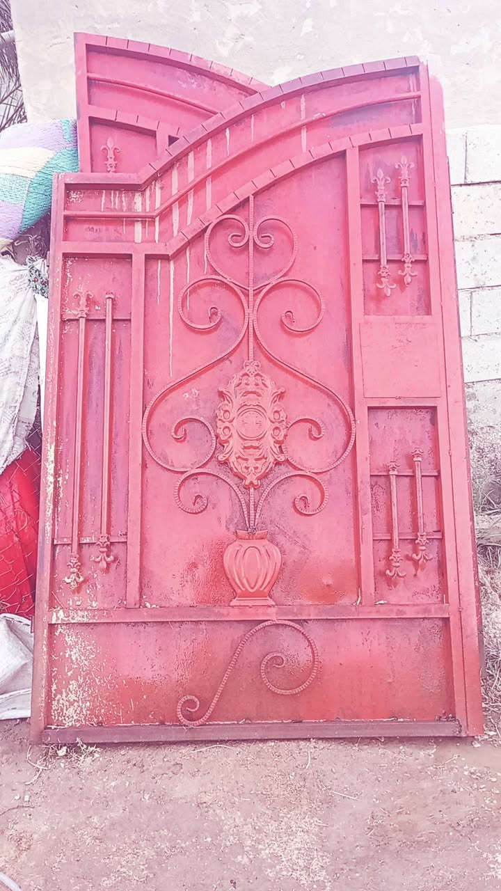 متاح باب خارجي عرض مترين و 64 مكان طوريج سياحي ***********
