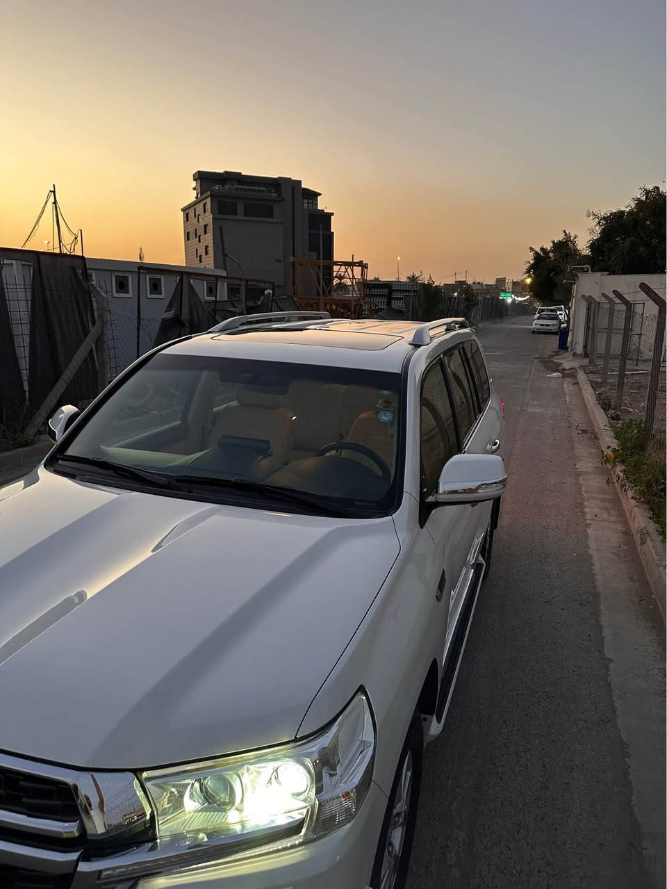 سلام عليكم 
 للبيع  
لاندكروز 2019 💣شركه جيهان GXR
المواصفات
1- فتحة 🕳️
2- بصمة 
3- ثلاجة 🥶
4- كرسي كهرباء ⚡
5- شاشه عرض كاربلي 💻
6-كاميره خلفيه 👀
7- 2  ايرباك 
8-دفع رباعي 🎮
 رقم اربيل بأسمي 
حجم المحرك: 6 سلندر 4000✅
السياره بدون صبغ بدون بارد كفالة بيها رصعات بسيطه وكير ومكينه وحدادية وتخم تاير جديد 
وشرط  الفحص
السعر 49000$
مكان السياره بغداد السيديه
*********** 📞 بغداد, العراق
