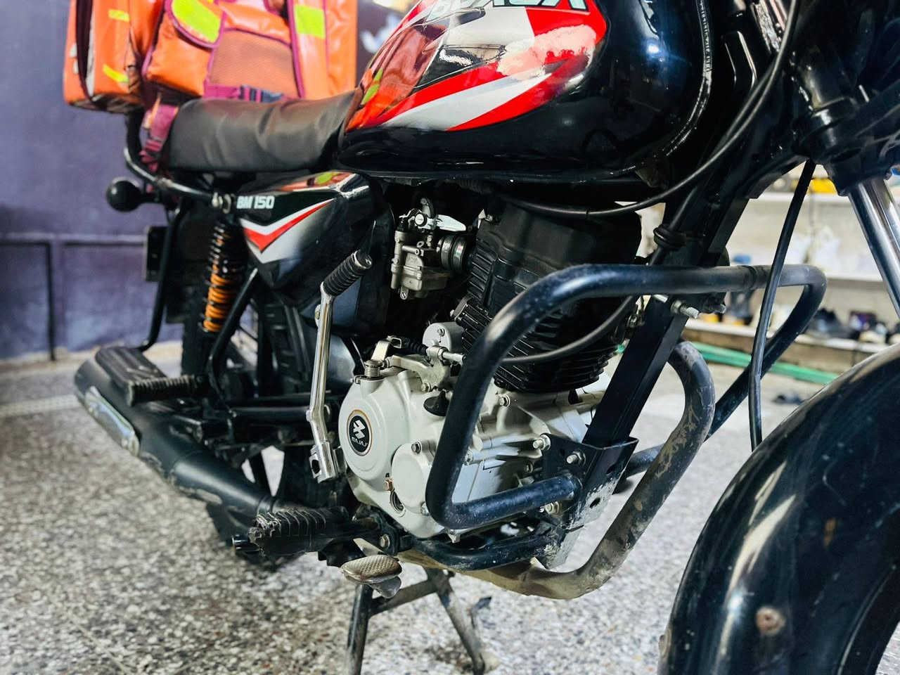 السلام عليكم دراجة بوكسر 2021 مرقمة بغداد نكليزي لوحتين دراجة خير من الله مجفتة تجفيت مضبوط يم شخص معروف ما بيها نقص كهربائيات كاملة شغالة بس الكفر مال باتري مكسور
السعر 1700 مليون وسبعمية وبيها مجال قليل  
بس الشراي يخابر 
***********
مكاني بغداد العبيدي
