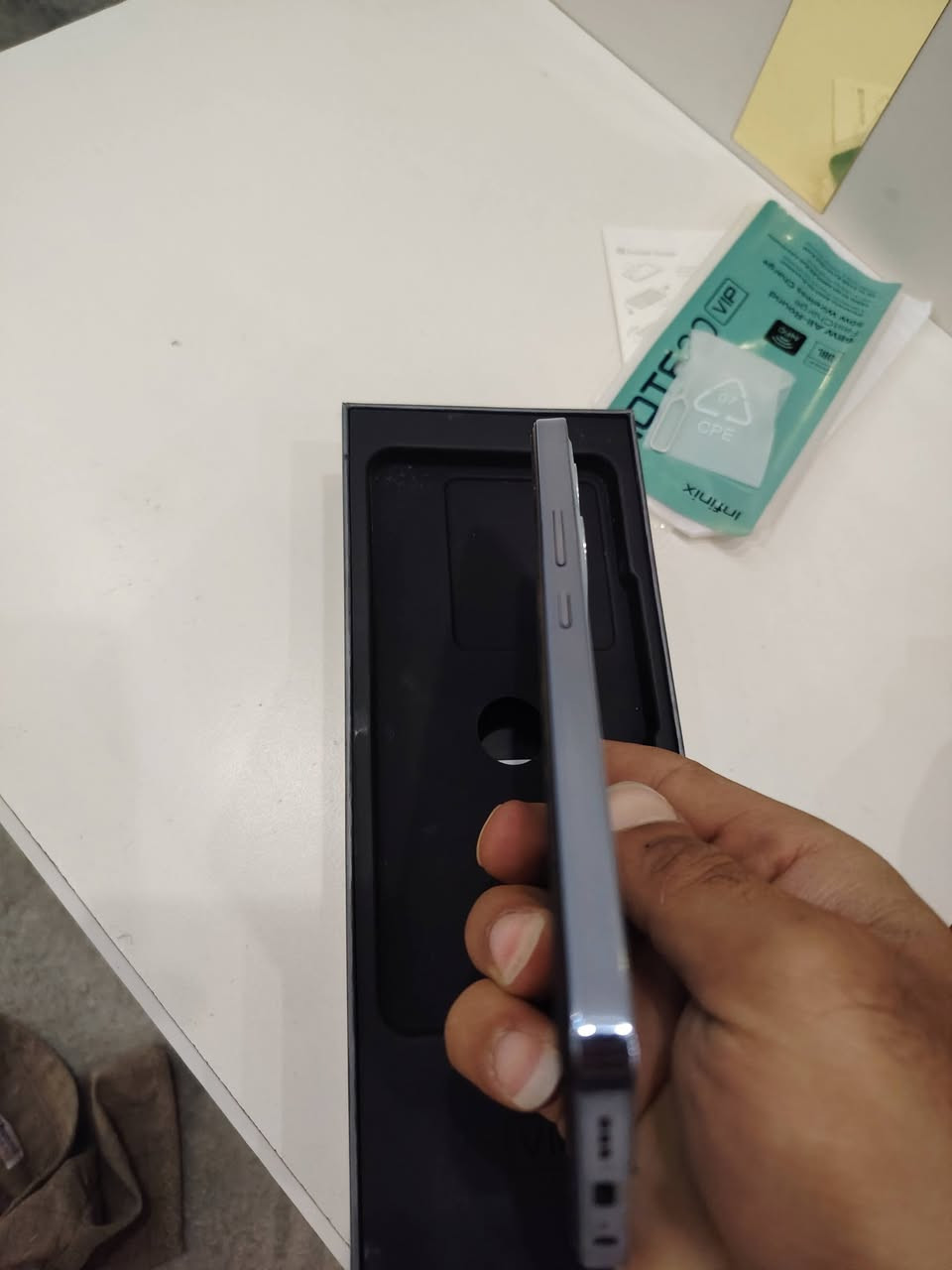 للبيع جهاز انفنكس نوت Vlp30  ملحقاته كامله ذاكره 256 عشوائيه 21 سعره250الشحن والبطاريةالشحن السلكي: يدعم الشحن السريع بقوة 68 واط (يصل إلى 80% في غضون 30 دقيقة).الشحن اللاسلكي: يدعم الشحن اللاسلكي السريع بقدرة 50 واط (وهي ميزة نادرة في هذه الفئة السعرية).السعة: بطارية ضخمة بحجم 5000 مللي أمبير.💾 الذاكرة والتخزينذاكرة التخزين: سعة 256 جيجابايت من نوع UFS 3.1 السريع [0.5.3، 0.5.9].الذاكرة العشوائية (RAM): الذاكرة الأساسية 12 جيجابايت ويمكن توسيعها افتراضياً بإضافة 9 جيجابايت لتصل إلى 21 جيجابايت [0.5.3، 0.5.9].🎬 الشاشة والصوتالشاشة: شاشة من نوع AMOLED بحجم 6.67 بوصة بدقة FHD+ وتدعم معدل تحديث 120 هرتز.الصوت: سماعات ستيريو مزدوجة مضبوطة ومطورة بالتعاون مع شركة JBL لتقديم تجربة صوتية محيطية ونقية [0.5.1، 0.5.11].⚙️ الأداء والمعالجالمعالج: Mediatek Dimensity 8050 بتكنولوجيا 6 نانومتر، وهو معالج قوي يدعم شبكات الجيل الخامس 5G ويقدم أداءً ممتازاً في الألعاب.📸 الكاميراتالكاميرا الخلفية: كاميرا ثلاثية، الأساسية بدقة 108 ميجابكسل لتوثيق أدق التفاصيل مع كاميرتين إضافيتين بدقة 2 ميجابكسل للعزل والماكرو.الكاميرا الأمامية: بدقة 32 ميجابكسل للحصول على صور سيلفي عالية الوضوح


**إذا كنت صاحب هذا الإعلان وتريد حذفه لأي سبب، رجاءا أرسل رسالة إلى الدعم الفني**