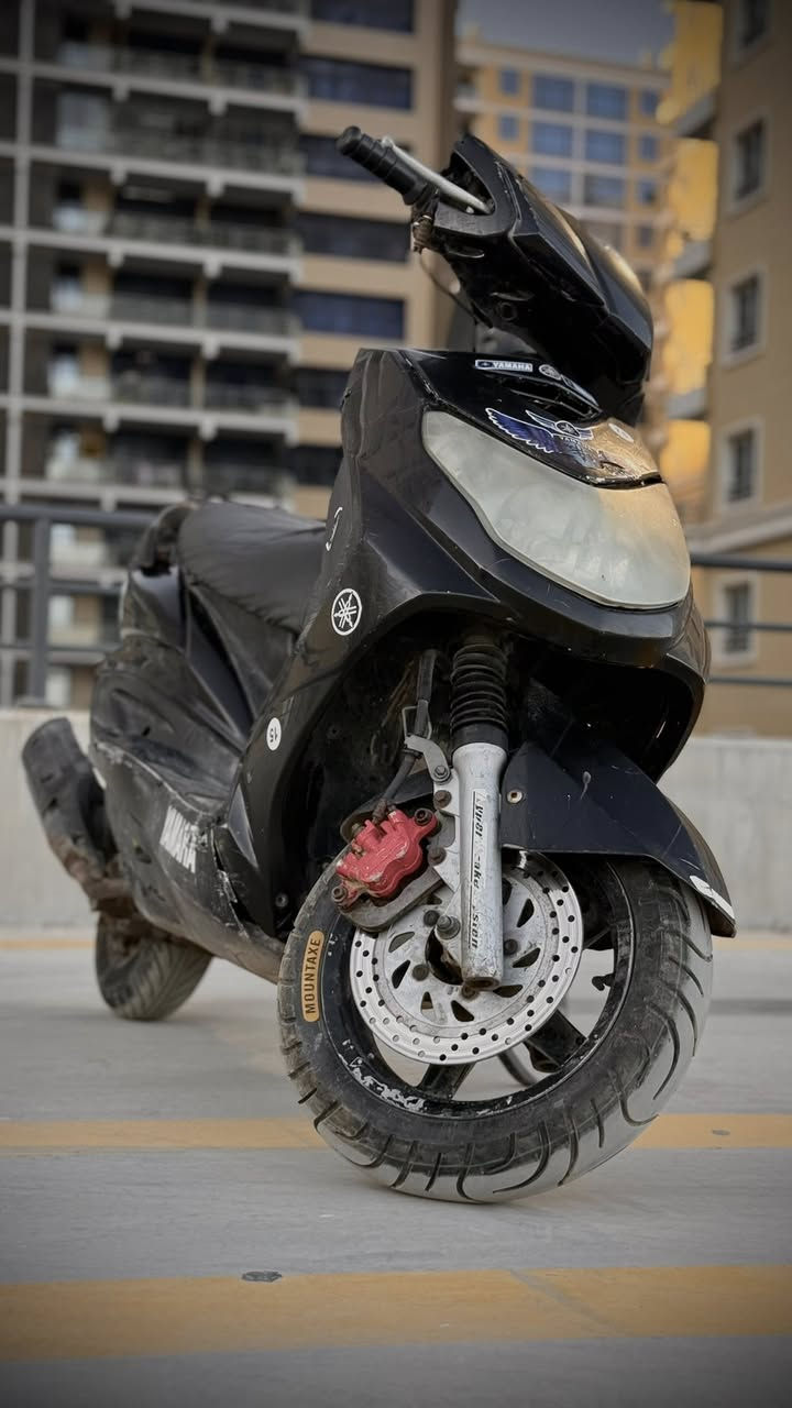 السلام عليكم. سكنس فحل كابريتر للبيع دراجة كلش نظيفة شلعه ومعدل حلوة مناقصها اي شي كهربائيات كلها شغال عليها ادامة كاملة قبل يومية كابريتر جديد باتري جديد سلف جديد دهن جديد بلك جديد دارجة صارف عليها كومة تجي تشغل وتطلع نظافة الكفرات٩٠٪؜ السعر المطلوب ٥٥٠ 
مكاني بغداد المنصور بوابة العراق رقمي ***********
