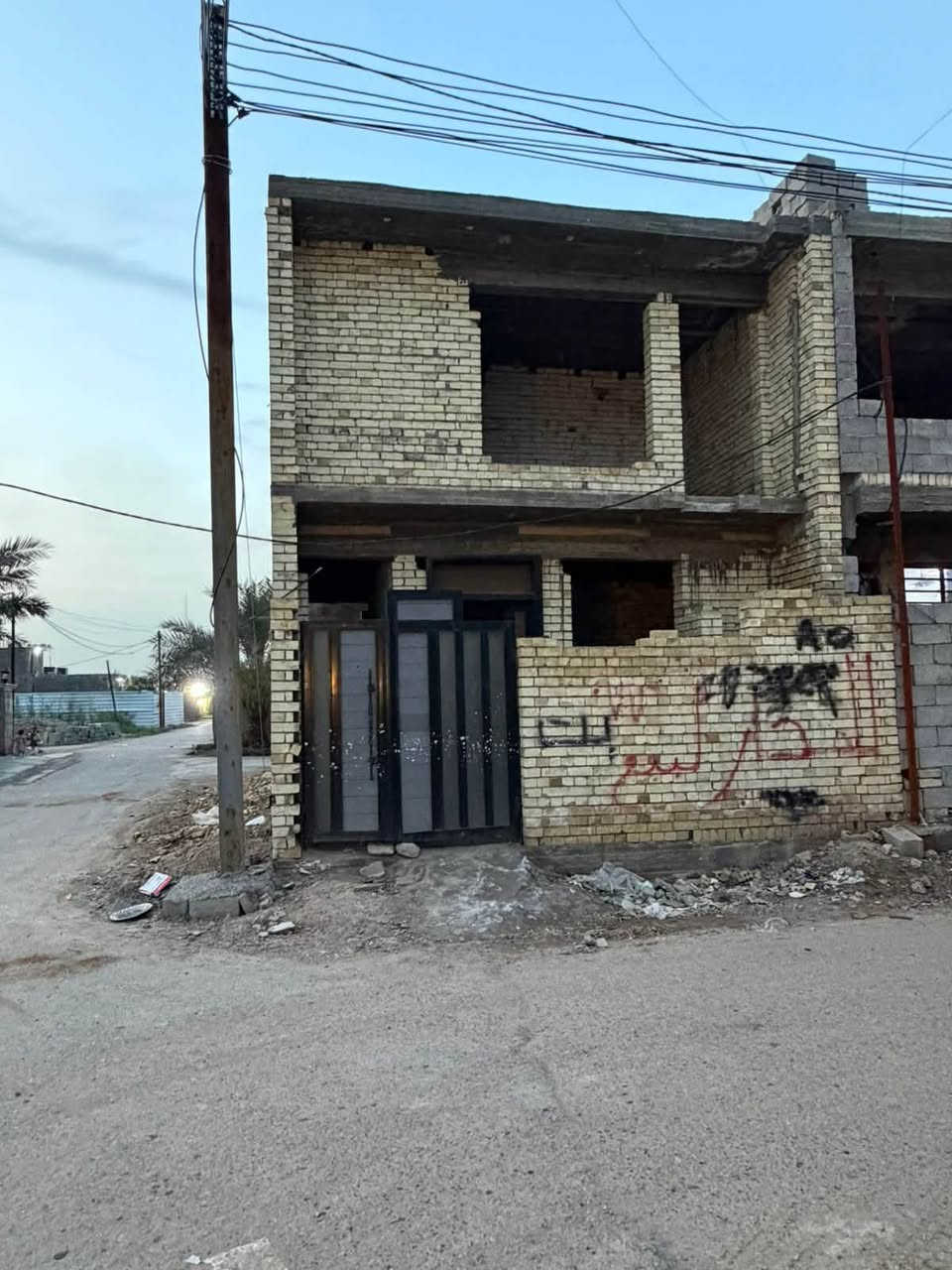 السلام عليكم بيت هيكل ركن للبيع مساحه 90 متر واجه 7 متر ونزال 13 مدخلين طابق الاول غرفه نوم جوه + استقبال ومطبخ وصحيات وطابق ثاني غرفتيني نوم وصحيات مكان البيت الدوره البوعيثه الهواشه الفرع مقابل صيدلية البسمله السعر  53 وبي مجال الاستفسار ***********
