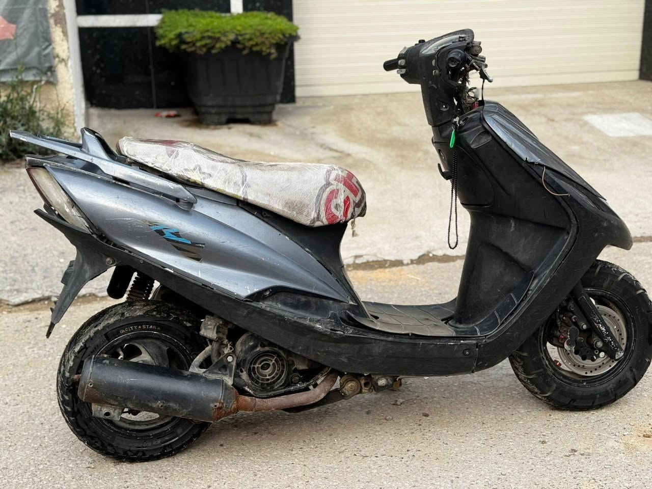 سلام عليكم شباب عندي هاي الدراجه ماكس 140ثعلب للبيع الدراجه خير من الله كهربائيات شغاله السعر 225وبيهه مجال عنوان حي اور الشعب رقم الهاتف ***********
