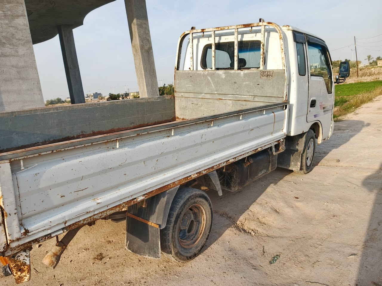 كيا ام عيون موديل 2000 
السعر 70  المكان الفلوجة 
***********
