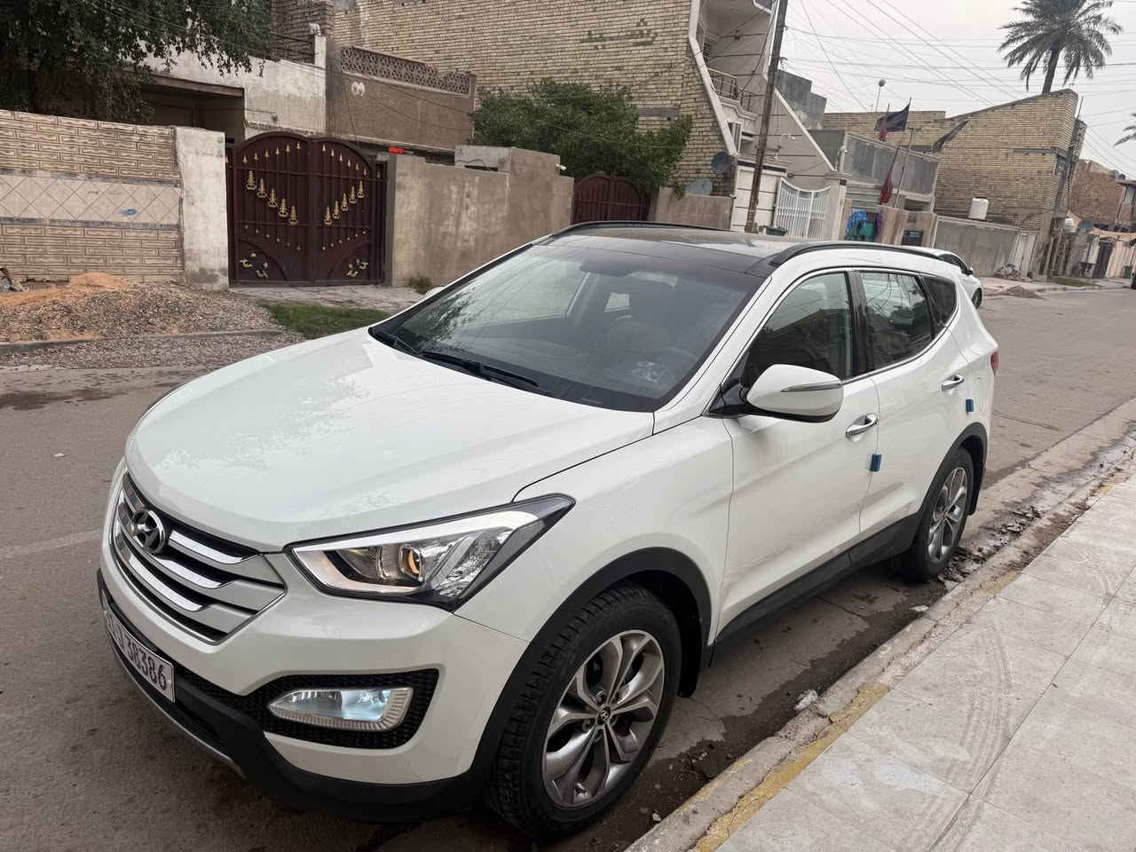 السلام عليكم . هونداي سنتافيا 2013 وارد خليجي المواصفات فوول كويتي يعني محرك 6 سلندر فور ويل وبصمة تشغيل وابواب بانوراما سقف مري شفط تحكمات ستيرن لد امامي وخلفي وحساس خلفي وشاشة وكامرا وباقي المواصفات المعروفة مكفولة من الصبغ ولحادث ولتبديل فقط بارد جدا بسيط باب خلف العبري من جوة اصلا ممبين ولباقي مكفول قبل سنة تقريبا طكت عندي الصوندة وصار بيهة كازكيت سويتة بساحة الطيران درجة اولى الحمدلله حاليا كلشي مابيهة السعر 165 مكان السيارة بغداد جانب الكرخ السيارة بسمي تحويل مباشر *********** بغداد, العراق
