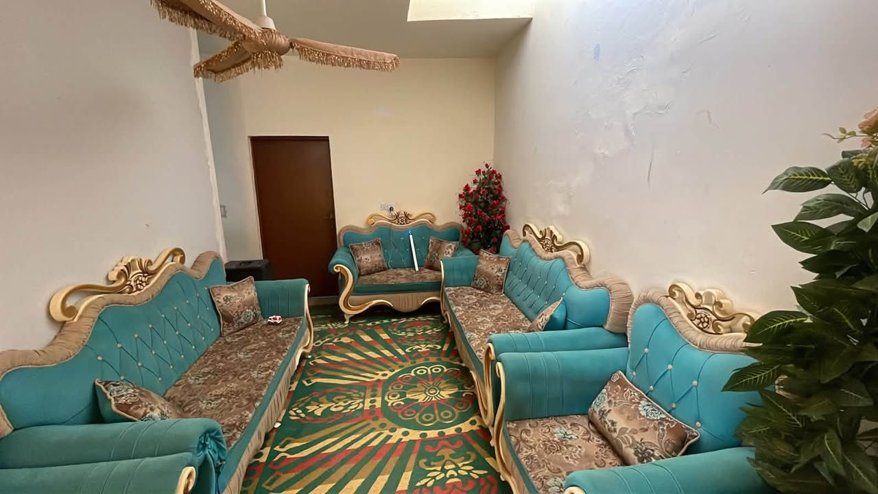 السلام عليكم ورحمة الله وبركاته دار للبيع المساحة ١٠٠م البراكية واجهة البيت ٦او نص شارع المطار القديم شارع حسينية يعسوب الدين السعر ٣٥ مع المجال الاستفسار الاتصال على الرقم ***********
