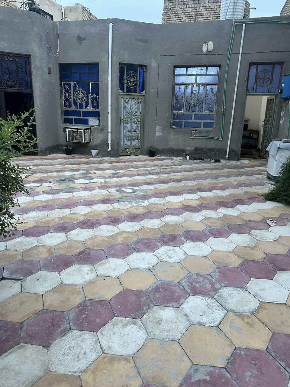 السلام عليكم بيت بحي الشرطه الصوب الصغير  بسعر مناسب جدا قرب المدرسه قرب مجاور بيت باسم عويد ابو ياسر مساحته 300م بناء حديث يحتوي على غرفتين وصالتين ومطبخ وبراني كراج وحديقة وصحيات خارجيه تفاصيل البيت بناء طابوك السقف صب كونكريت السطح اشتايكر الاستفسار مراسلة الصفحة او الأتصال على الرقم ***********
