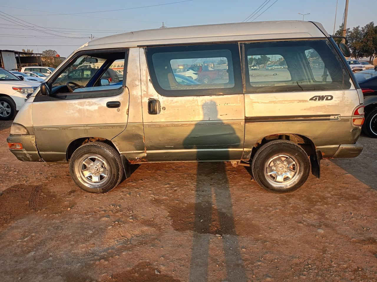 سلام عليكم فاره للبيع موديل 92 سيارة كير ومحرك بيها ونجي رقم واسط السعر 17  وبيها مج العنوان واسط العزيزية الاستفسار ع رقم الهاتف ***********
