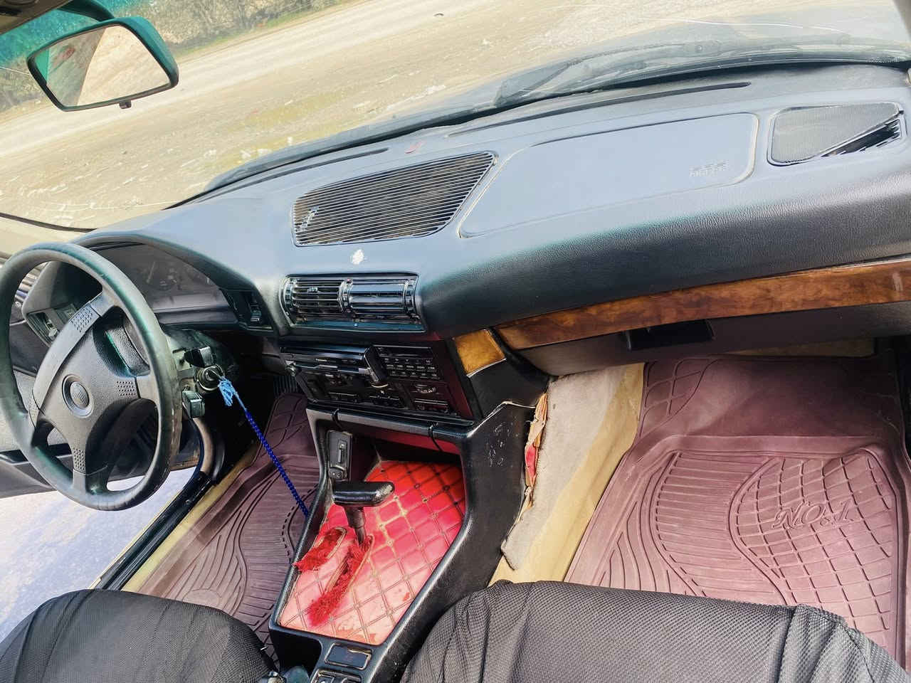 السلام عليكم بي ام للبيع موديل 93 حجم 525 رقم بغداد سياره حلوه نظيفه سعر ها 33 ورقه الأتصال على الرقم ***********
