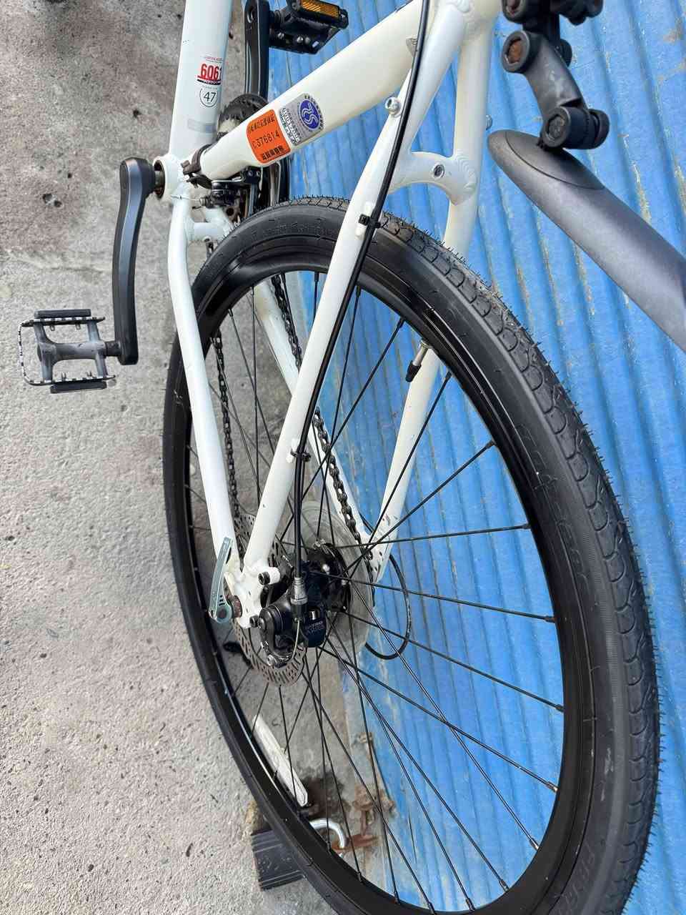 السلام عليكم خواتي العزاز 700 حجم 28 
قياس M فريم 47 ماركة (LOUIS GARNEAU®)
غني عن التعريف صينع كندا 🇨🇦 معدنه فول المنيوم 
سستم شيمانوا إسير خلفي امامي تورني 3/8 بلادي 
بركتهاا تكتروا ونظفتهاا شوفت عينك والدراجة عل وضع الشركة سعرهاا 250 الف وبي مجال اخواني 
الاستفسار *********** عنواني موصل تتوفر خدمة توصيل جميع محافظات العراق وتحياتي
