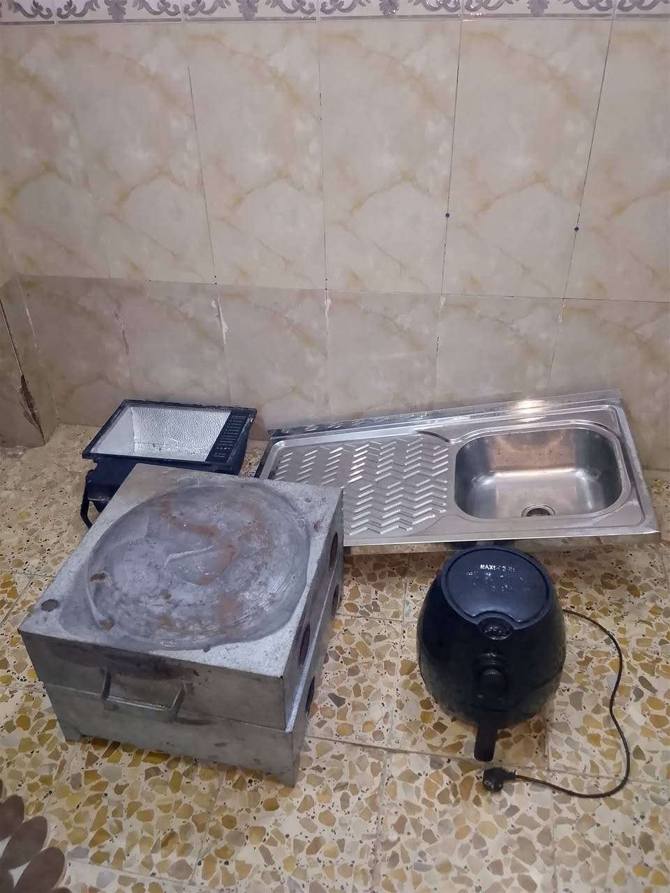 اغراض للبيع ابيعهن كلهن قيموهن بل يرضي الله وبعد عندي نواعم الاستفسار عله الرقم ***********

