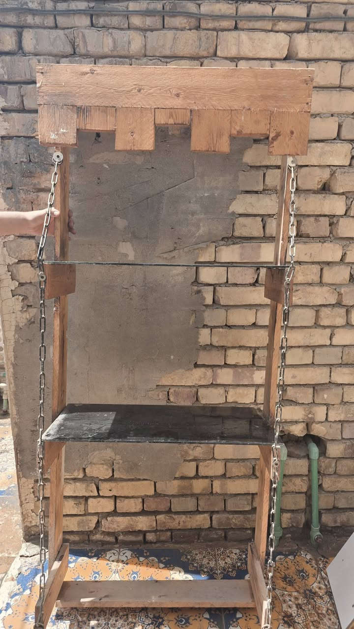 رفوف ومرايه حلاقه للبيع العماره حي العسكري ***********
