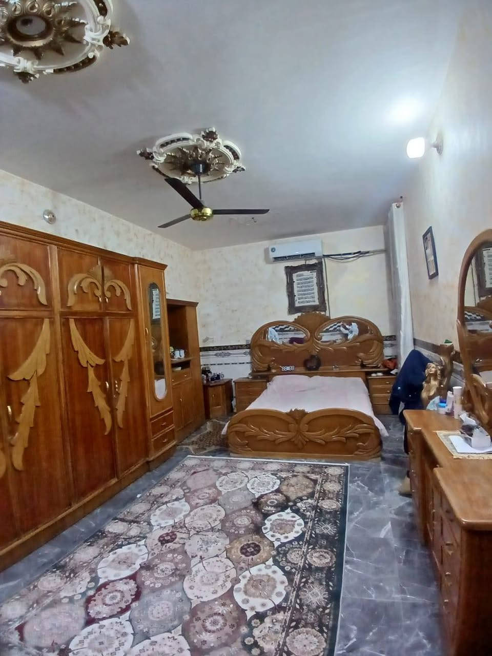 دار للبيع ١٤٠ متر
طابق واحد غرفتين وستقبال ومطبخ وصحيات وبيتونه
مكانه سريدات قديمه نهايه مربع الثالث قريب علشارع
خدمات كامله مي كهرباء
بس بعده مامبلط الشارع
سعر خابر وبيك خير وتدلل
***********
