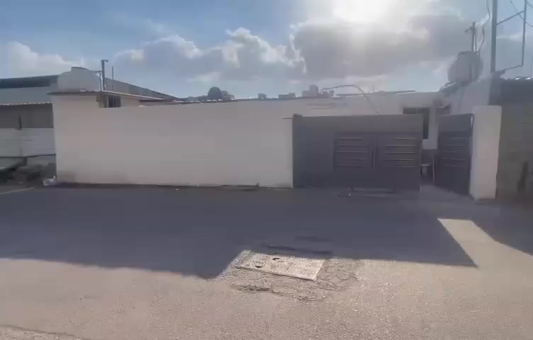 السلام عليكم
بيت تجاوز للبيع  المساحة ١٠٠م مي مجاري كهرباء كامل والتبليط بلباب ابنص الطابو صاير 
مكانة الزعفرانية   حي الرشيد السعر ٢٢ بي مجال قليل 
الاتصال على الرقم ***********واتساب احمد للعقار
