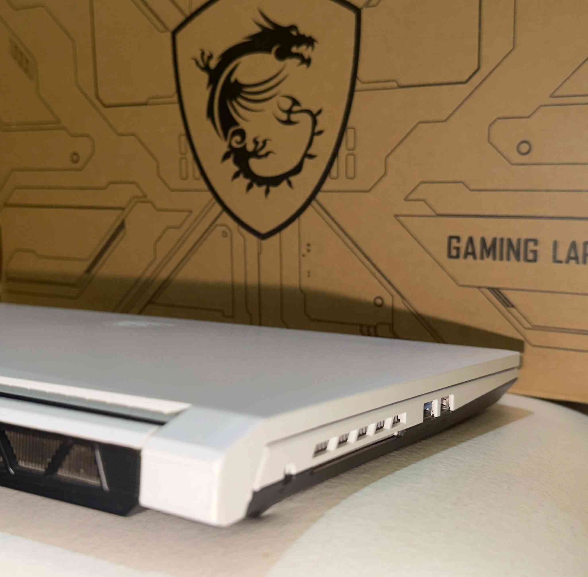السلام عليكم.. لابتوب MSI Sword 15 النسخة الحصرية المميزة باللون الأبيض الملكي، اللابتوب بنظافة 99%). مخصصة للأداء العالي جداً: البرامج الهندسية الثقيلة، التصميم المتقدم، وكافة الألعاب الحديثة.

المعالج: Intel Core i7 القوي.
• الرام: 16 GB من الجيل الأحدث DDR5 (مدعوم بالذكاء الاصطناعي).
• كارت الشاشة: RTX 4060 بسعة 8 غيغا مدعوم بالذكاء الاصطناعي مع تقنية DLSS 4 لتجربة ألعاب وتصميم خيالية.
• الهارد: 1 Terabyte SSD M.2 NVMe Gen 4 فائق السرعة.

الشاشة: بحجم 15.6 بوصة (فول ريفريش ريت) مجهزة بنظام حماية العين للاستخدام الطويل.
• الكيبورد: ملون RGB سمائي مميز متعدد الدرجات.
• النظام الصوتي: صوت محيطي نقي جداً من هيريس.
• التبريد: أحدث منظومة تبريد من MSI (الإصدار الأخير).
• النظام: ويندوز 11 الأصلي بأحدث إصدار وتحديثات من الشركة.


**إذا كنت صاحب هذا الإعلان وتريد حذفه لأي سبب، رجاءا أرسل رسالة إلى الدعم الفني**
