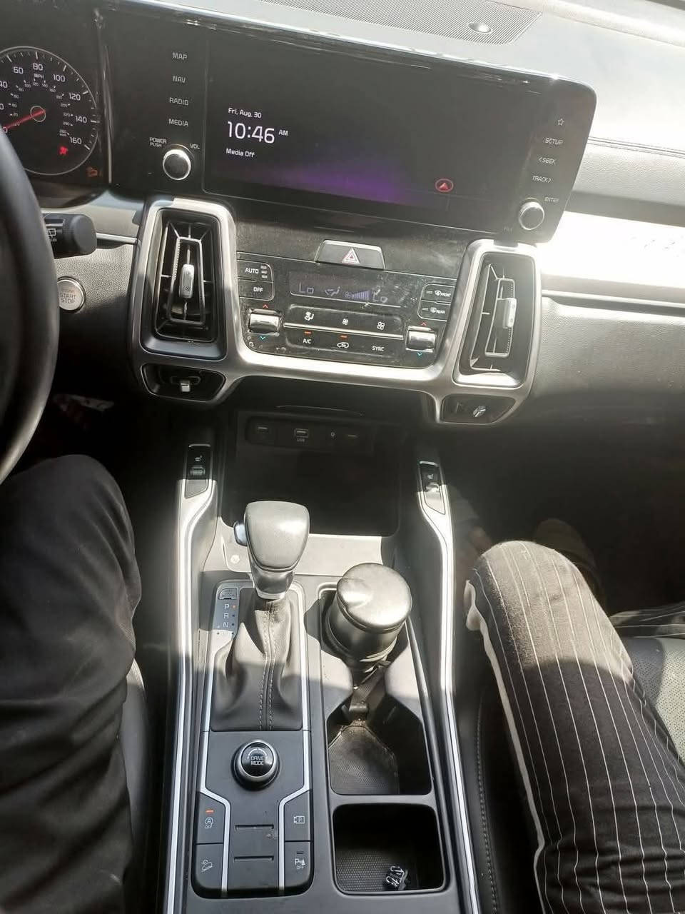 السلام عليكم  
للبيع كيا سورنتو 2023
محرك 4 ستندر 2500
وارد امريكي 
بحالة الزيرو ماشيه6الاف 
فول مواصفات عدا البانورما
بصمه
صندوق كهرباء
نظام ترحيب
شاشه كبير
اوتو هولد
سايد بريك بصمه
نزول منحدرات
بردات خلفي بلادي
كراسي كهرباء
7راكب
حساسات امامي و خلفي
مري شفط
شفتات+ تحكم 
تشغيل عن بعد
وبعد مواصفات هواي السياره بسمي. البصره قضاء القرنه 

للتصال 
***********
