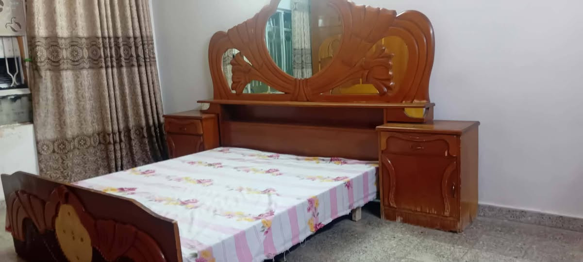 السلام عليكم
غرفه توم كامله نظافه 80٪ نفس ماواضح بالصوره الاستفسار ***********
