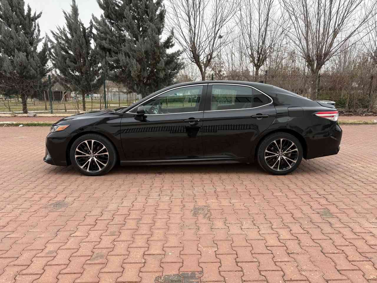 كامري موديل 2019 موصفات SE 
ضرر 6 قطع صبغ بابان و جمالغ صفحت سايق و صفحت نفر كذلك بدون اي دوخل بجم كبس اربك بس تكمات صفحت سايق ماشي 120 رقم و سنويا جديد سعره 154$ مجال مكان سياره عقر رقم تلفون كورك و وتساب *********** دهوك, العراق
