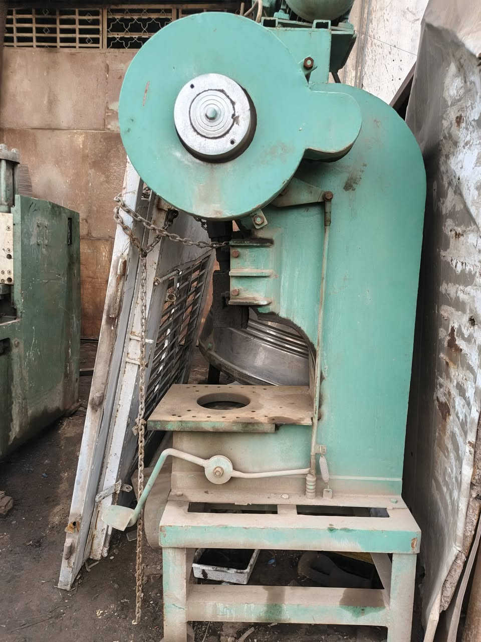 السلام عليكم
للبيع مجموعة مكائن
بريسات سنتريك مختلف الاحجام و ماكنات لحيم شريطيه و بوينات و رولات و مقص و مكائن اعادة بلاستك و معواجة بواري و معواجة شيش و معواجة بليت 3 ملم و مقص بليت
و دريلات و منشار ترددي

مكلف بالنشر 
للأستفسار الأتصال على الرقم
*********** واتساب

العنوان بغداد، قرب كراج النهضه
