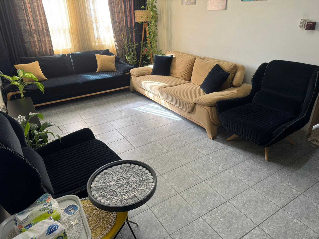 السلام عليكم
تخم ٨ مقاعد نظيف كلش وجديد ممستعمل هواي

ويصير سرير عريض مشتري من ارز لبنان

سعره مليون وبي مجال

وكاونتر واضح بالصوره ماعدا السنك وياه طباخ بلتن تركي نظيف كلش 

السعر ٢٠٠ الف
وتساب ***********
