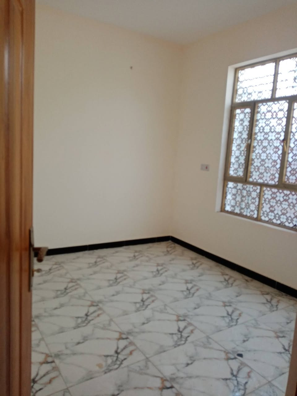 ( اللهم صلِ ع محمد )
بعد إذن الادمن

🔺  ( دار للايجار )  طابقين  ( يقع ع شارع تجاري) 
🔺  بحالة  ممتازة
🔺  الموقع / ألدورة
🔺  المساحة / ٧٢ م
🔺  مدخلين للبيت
 
💠  الطابق الأرضي يحوي ع ( كراج صغير، تواليت، استقبال، ممر، مطبخ،  غرفه كبيرة  ، حمام، منور )
💠  الطابق الثاني  يحوي ع  (غرفة كبيرة + حمام سويت)
💠  سطحين

🔴  سخان كبير، ماطور، تانكي، بردات، بانكات، خط مولد، كهرباء ٣ خطوط
🔴  للإتصال  (  ***********  )
🔴  بدون دلاليه
🔴  مامتواجدين ع الخاص ولا رسائل فقط إتصال
                  ( ما شاء الله تبارك الرحمن )
