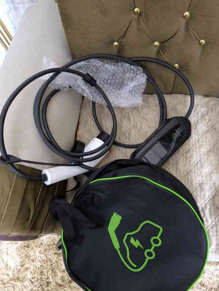 وصلتني اليوم شاحن byd 16A السعر مع توصيل 165 الف بدون ايرث او تريد تشغلها بأيرث الي يريد يحجز *********** 
ملاحظة تكدر تربطها ع جهازك وتتحكم بالامبيرية وتشوف نسبة شحن سيارتك 
جماعة seal 5
