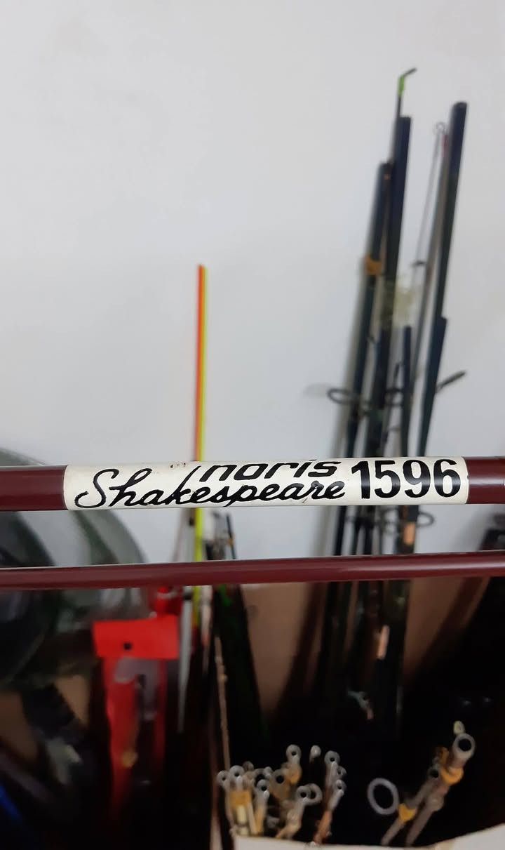 🔅 لمحبي النـوادر والمقتنيـات القديـمة
• يتوفر عصا صيد متكون من قطعتين . 

• نموذج قديم من طراز شكسبير نوريس ١٥٩٦
Shakespeare Noris 1596 

• تعد هذه العلامة التجارية علامة معروفة في مجال معدات الصيد القديمة والعتيقة . 

• الطول 2 متر . 

• نسبة النظافة 99% . 

• مصنوعة من مادة الألياف الزجاجية مع مقبض من الفلين ويكون الداخل ممتلئ غير فارغ أو مجوف . 

• السعر 50 ألـف دينار
، 
، 
للحجز والأستفسار مراسلة الصفحة 📩
أو الواتساب على الرقم *********** ☎️
يوجد خدمة توصيل لجميع المحافظات العراقية 🛵
