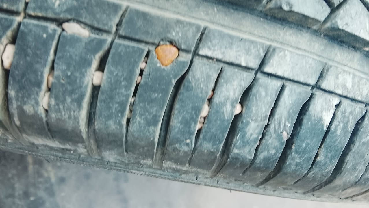 سلام عليكم تايرات للبيع اثنين منهن نضافه70 بلميه وبيهن كل واحد  بي برغي وثاني30 بل ميه يرهم اسبير  سعر 35 وبك لايتات نضافه 60 بلميه سعر10 وستيرن دركه شغاله نضافه 70 بلميه سعر15 مكاني بغداد الجديدة رقم الهاتف ***********
