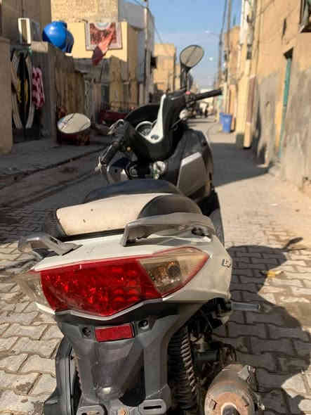 السلام عليكم
دراجة للبيع sym ياباني المحرك 125
كهربائيات جميع شغالة 
دراج نضيفة 
موقع بغداد (مدينة الصدر)
رقمي ***********

السعر 400 بيها مجال
