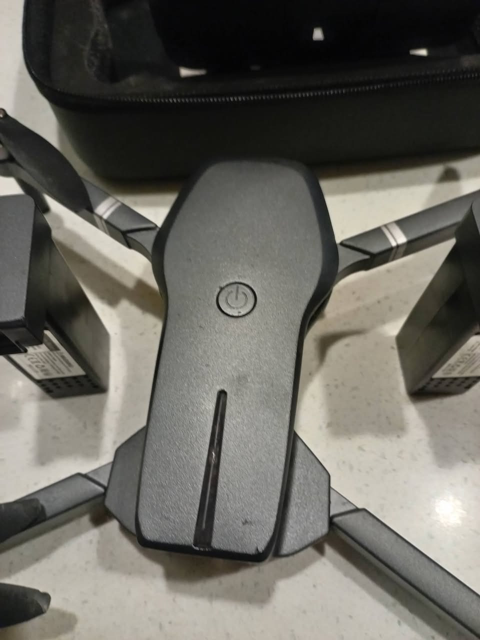 السلام عليكم درون رباعية شغالة ١٠٠٪بدون اي نقص غراضه كاملة بطارية عدد٢ لا اعرف استعمالها لانها كانت لابني وسافر وتركها نظيفة جدا ريمووت شحن ونظام جي بي اس ونظام رجوع تلقائي وباقي المواصفات لا اعرفها مكاني بغداد رقم موبايل *********** مهندس اماد ابو مريم متواجد على النت دائما... قيم بما يرضي الله وبالعافية علي ياخذها
