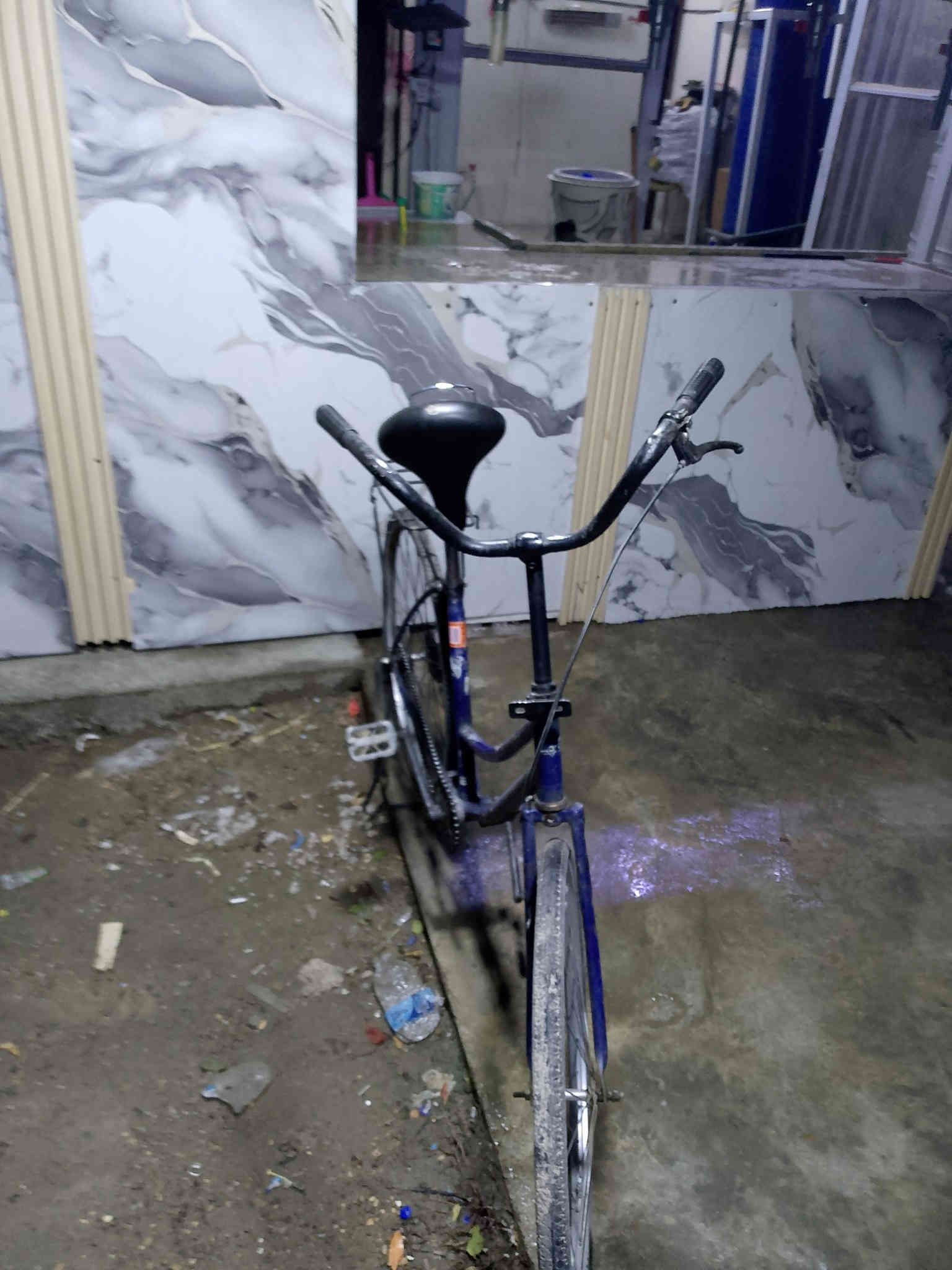 السلام عليكم عندي بايسكل للبيع بناتي حجم 26 رايده قفله 40 ما ابي اي نقص بس ماسنجر ولا شويه ضبه تمام ويريد يخابرني قفل 40 ***********
