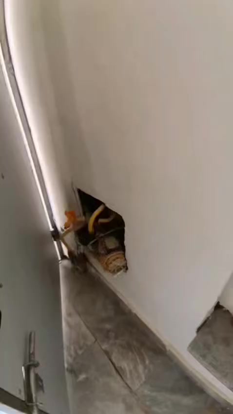 شقة للإيجار – بناء حديث ولم يسكنها احد 
📍 الموقع: النجف الأشرف – حي النداء، على شارع المجمعات، ضمن عمارة مقابل مول بغداد.
🔹 المساحة: 120 متر.
🔹 تفاصيل الشقة:
غرفتان نوم.
صالة.
مطبخ.
حمامان.
درج خاص بالشقة فقط، وهي الشقة الوحيدة في الطابق.
🔹 المميزات والخدمات:
مخزن في البيتونة.
سطح خاص.
منظومة كاميرات.
كهرباء وطنية + كهرباء مولدة.
ماطور ماء + بوستر.
سخان ماء.
تأسيس بوري غاز داخلي.
منظومة إنترنت.
🔹 ملاحظة:
نرغب بتأجير الشقة لعائلة صغيرة للمحافظة عليها.
رقم هاتف صاحب الشقة ***********
