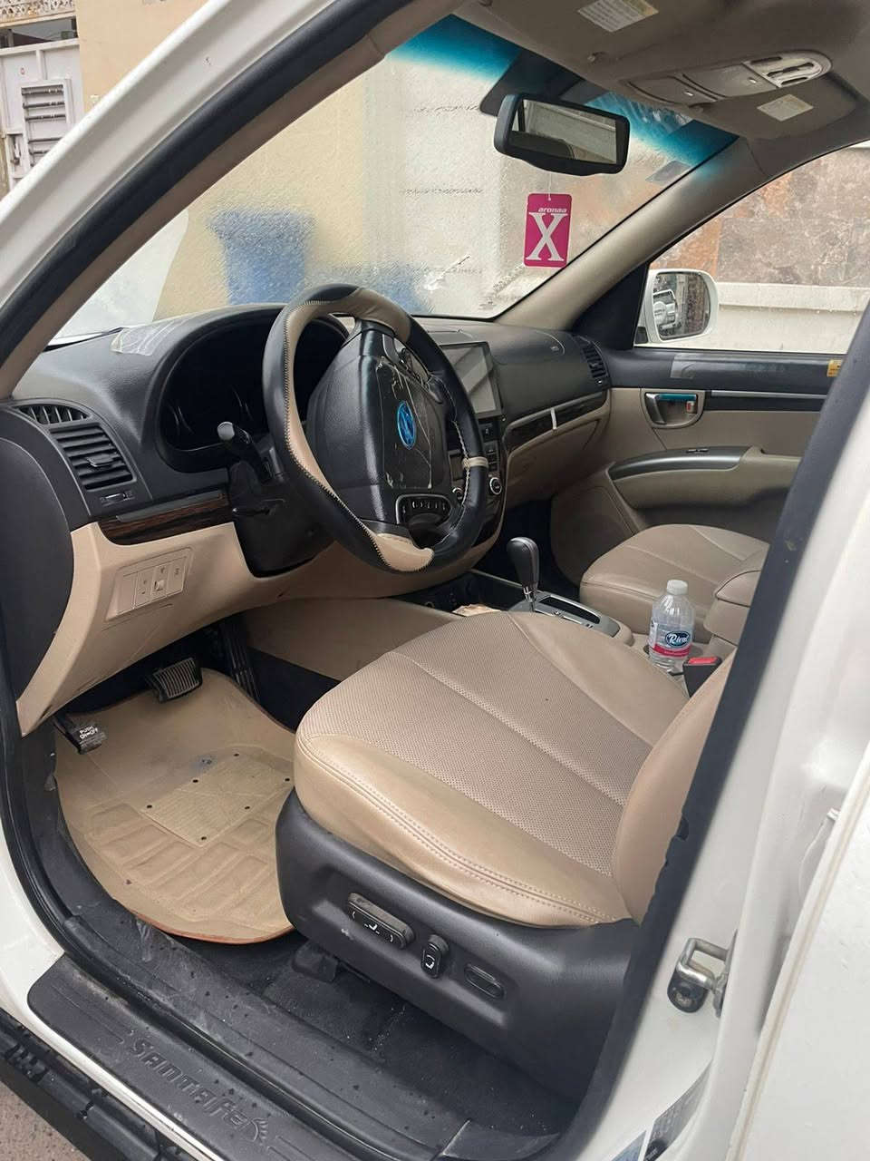 للبيع سنتافيا ٢٠١١ خليجي
محرك ٦ سلندر 
رقم بغداد انكليزي 
المواصفات فول ١/١ 
فتحة 
بصمه 
شاشه 
كاميرا 
حساس 
كشنات جلد 
كراسي كهرباء 
ثلاجه بالجكمجه 
٧ راكب 
تبريد ٣ قطع 
ماشيه ١٠٦٠٠٠ 
للاستفسار ***********
مكانها الكريعات
